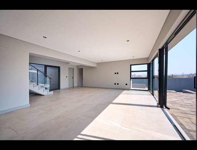 5 BEDROOM HOUSE FOR SALE IN HELDERFONTEIN ESTATE